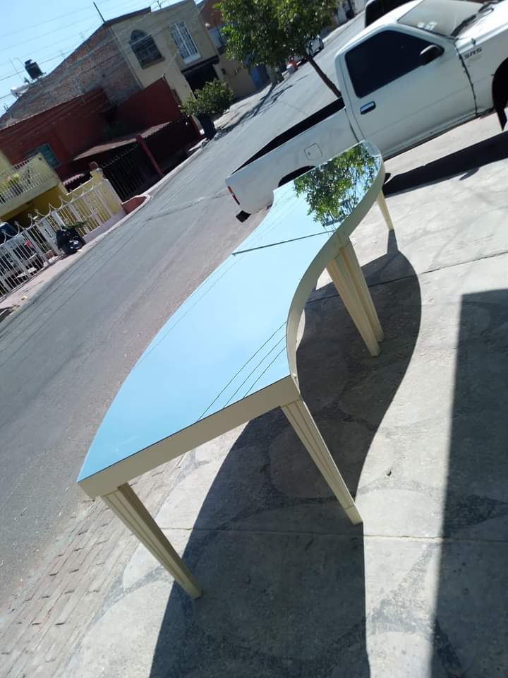 Acabado de mesa de pino con estructura metálica