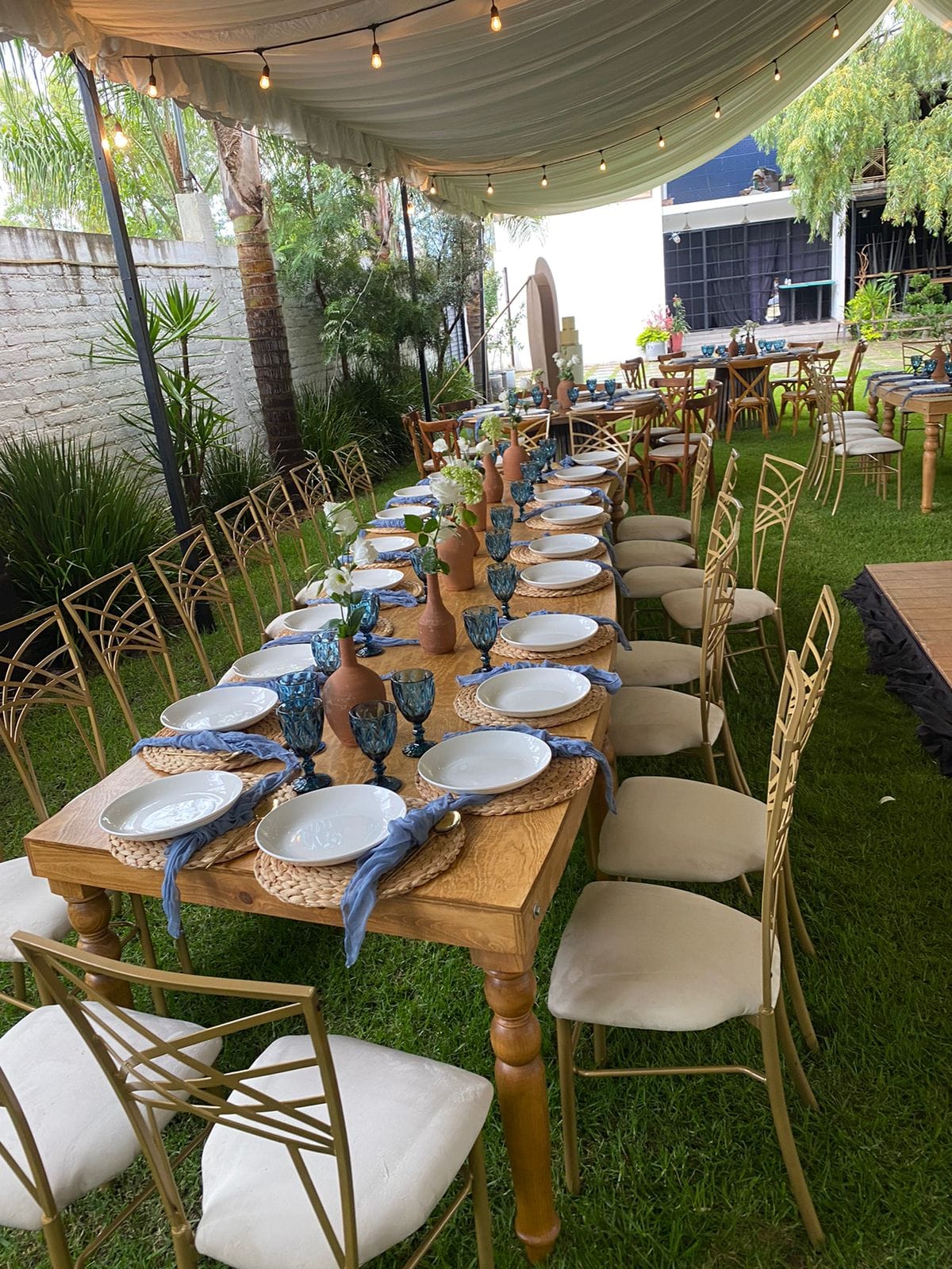 Montaje de mesas redondas en evento